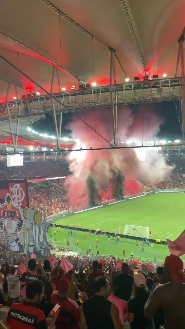 Humo de la hinchada en el Maracaná
