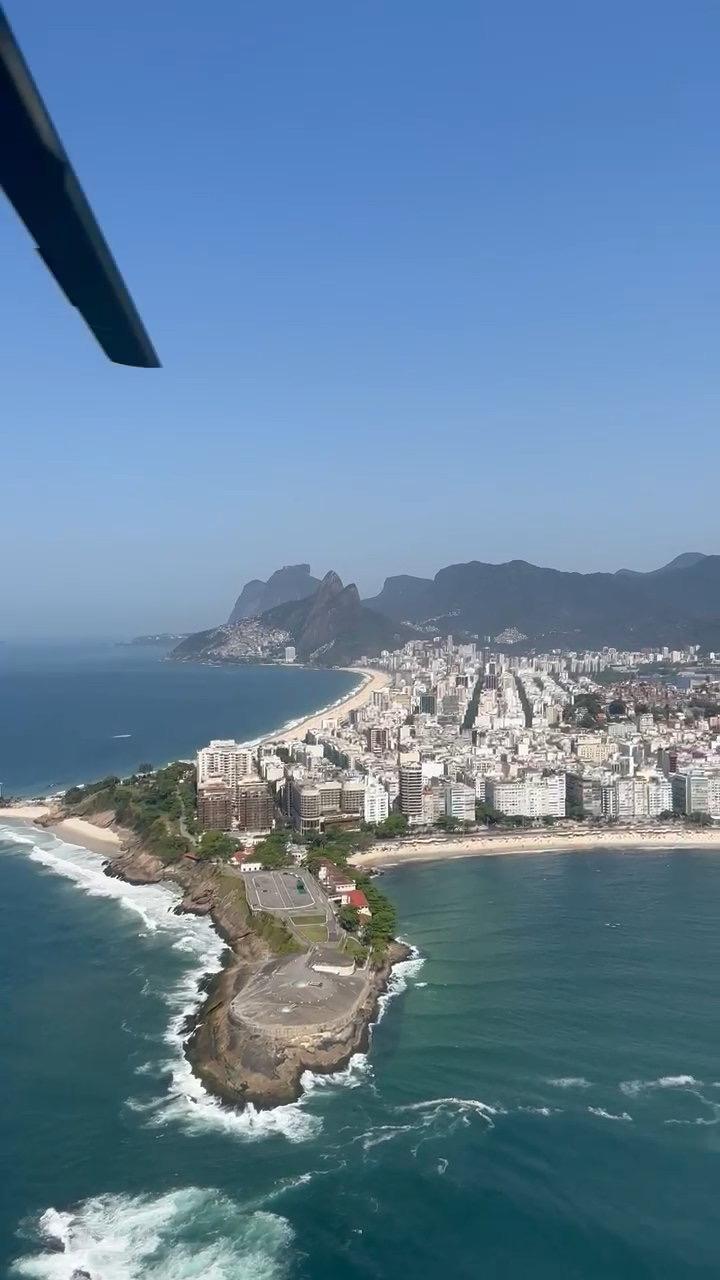 Vista aérea de la playa de Río de Janeiro en vuelo de helicóptero