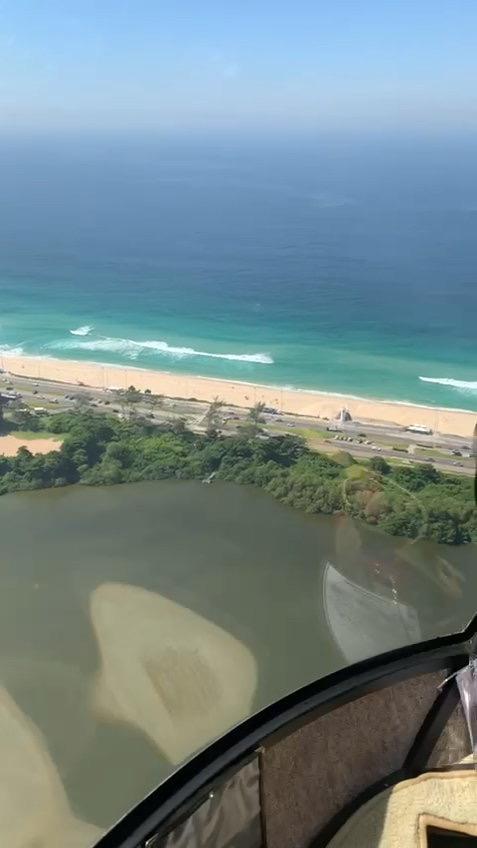 Vista aérea de la laguna y playa en vuelo de helicóptero