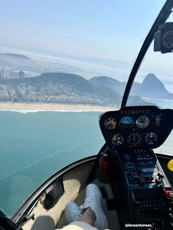 Turista dentro del helicóptero con vista a Río